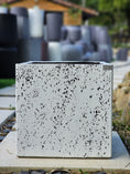 Load image into Gallery viewer, Jardinera cuadrada de concreto de color blanco y negro