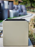 Load image into Gallery viewer, Matera cuadrada de concreto de color beige